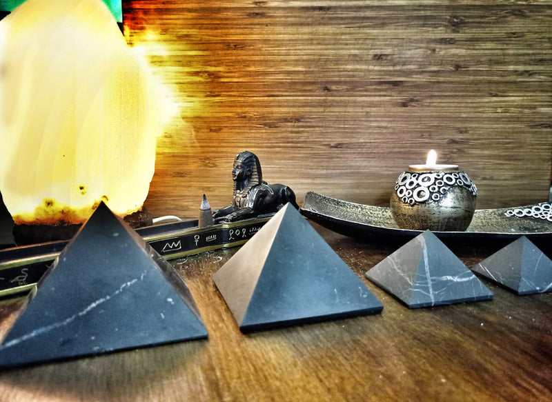 Pirámide de Shungita: Escudo para los campos electromagnéticos.
